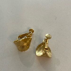 Vintage Signed Napier Gold Tone Leaf Screw Backs Earrings